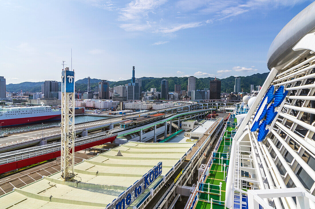 Zufahrtsstrassen auf Brücken und Hafen, Stadt Kōbe, Bucht von Osaka, Präfektur von Hyōgo, Insel Honshū, Japan