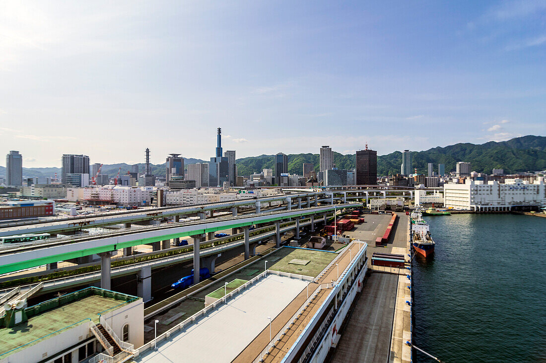 Blick auf Hafen und Stadt Kōbe, Bucht von Osaka, Präfektur von Hyōgo, Insel Honshū, Japan