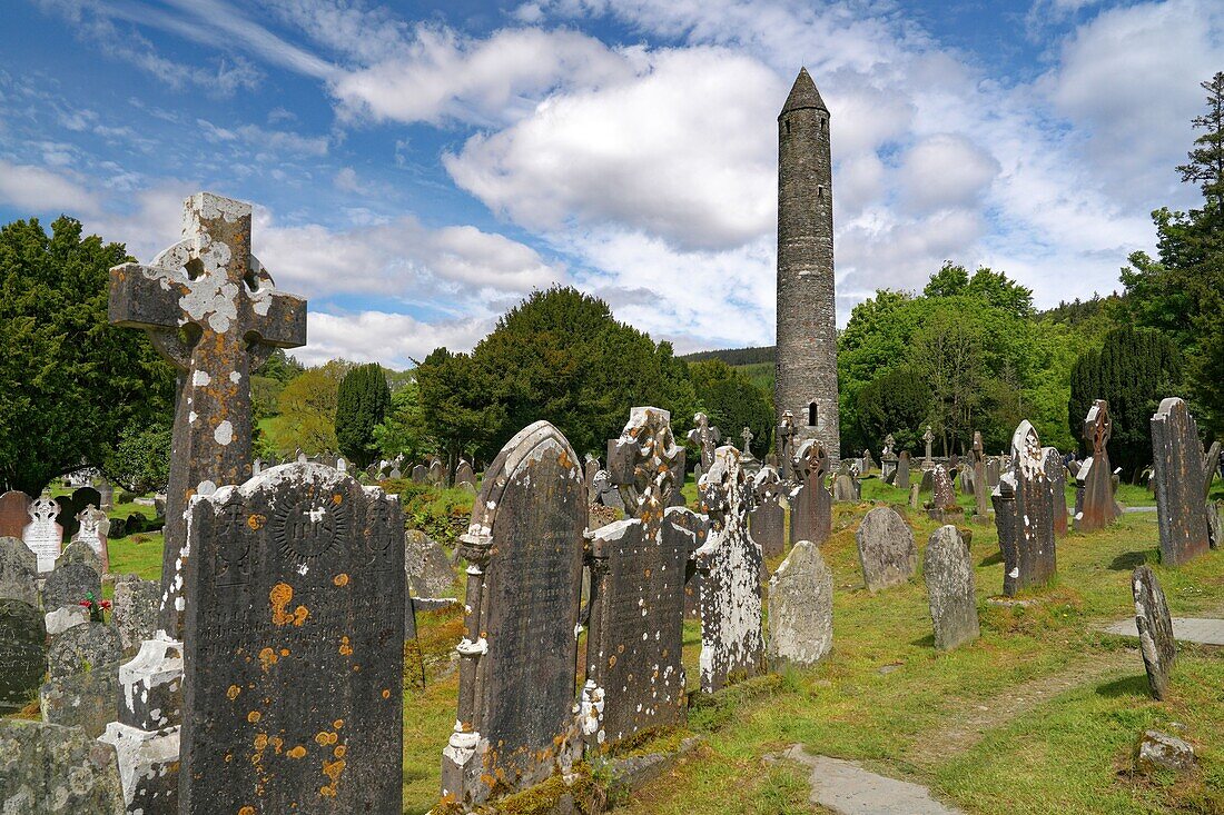 Irland, County Wicklow, Glendalough, Klostersiedlung, Friedhof mit Rundturm