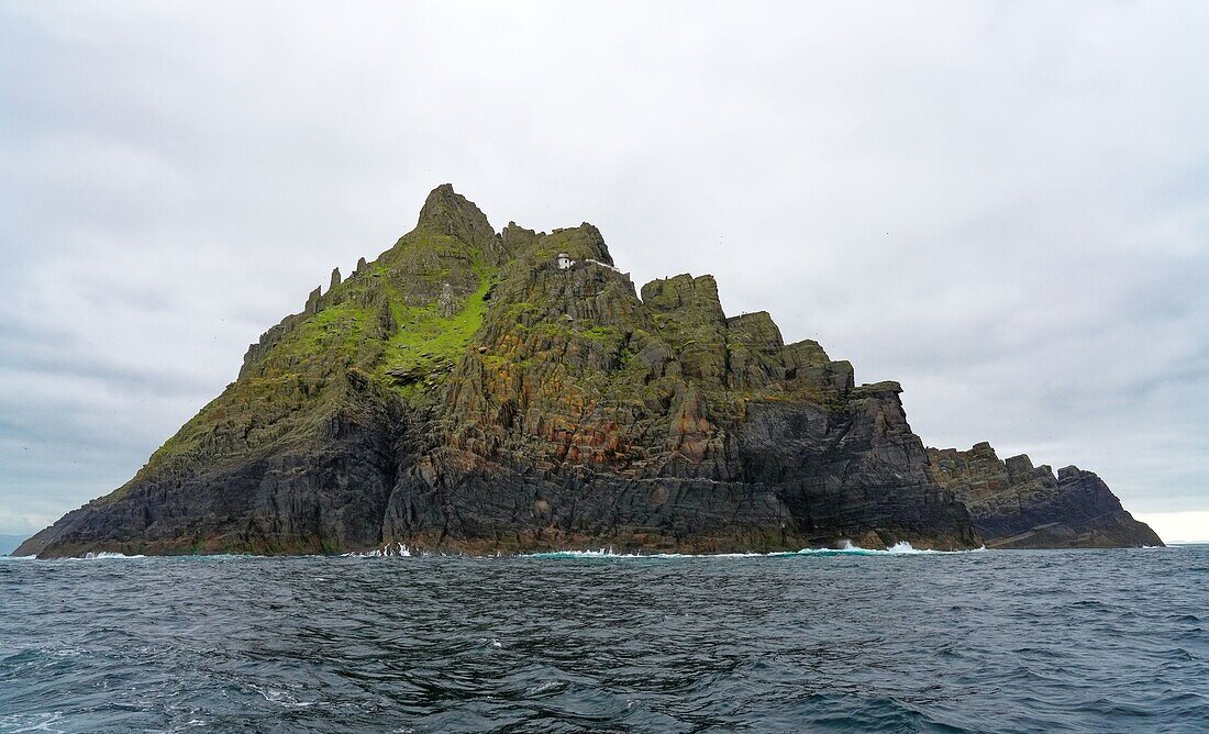 Irland, County Kerry, Fahrt zur Insel Skellig Michael, Insel Skellig Michael, Blick vom Westen auf das stillgelegte Upper Lighthouse