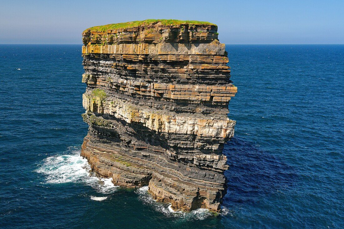 Ireland, County Mayo, northwest coast, Downpatrick Head, Dún Briste Sea Stack (rock needle)
