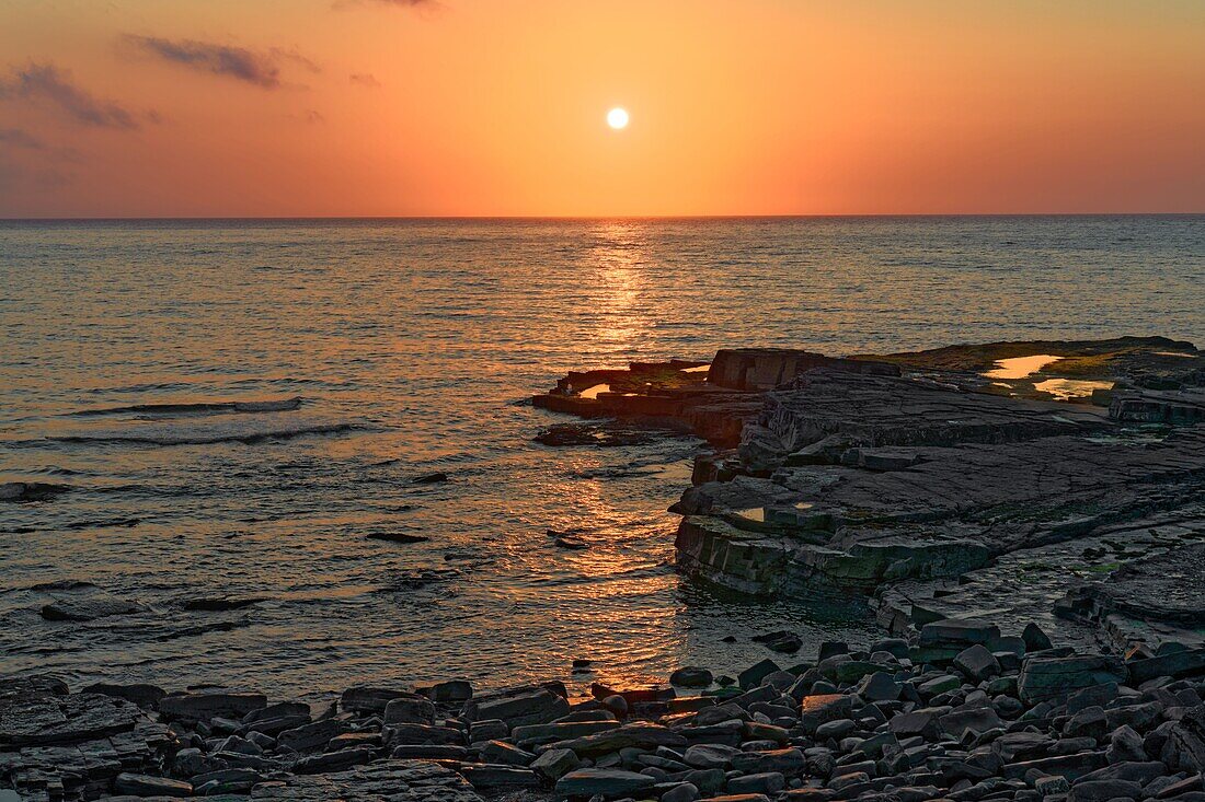 Ireland, County Mayo, north coast, sunset at Downpatrick Head