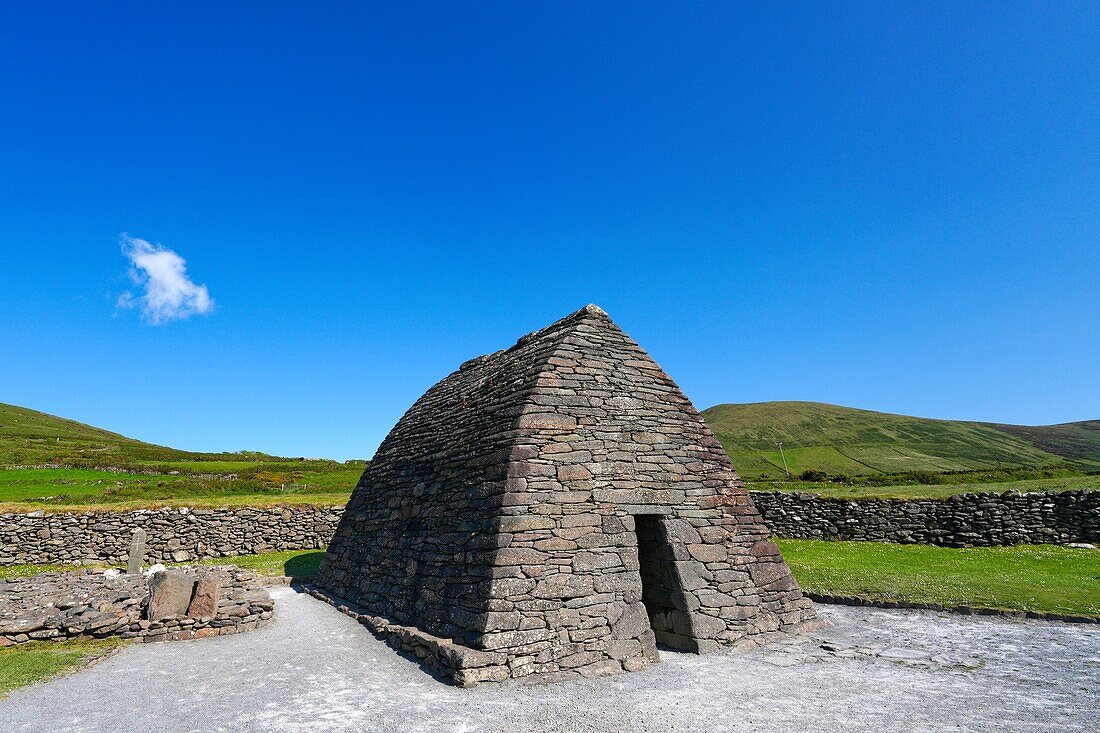 Ireland, County Kerry, Dingle Peninsula, Gallarus Oratory monument, house of prayer built at the end of the 8th century.