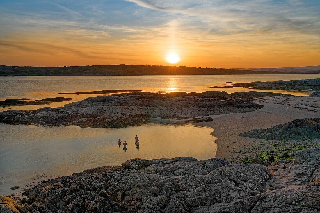 Irland, County Galway, Connemara, Coral Strand und beach bei Sonnenuntergang