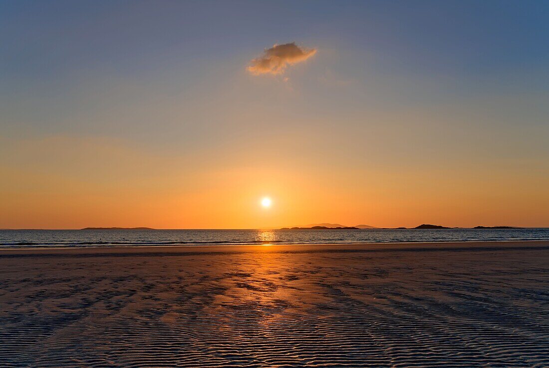 Irland, County Galway, Connemara West, Sonnenuntergang an der Lettergesh Beach