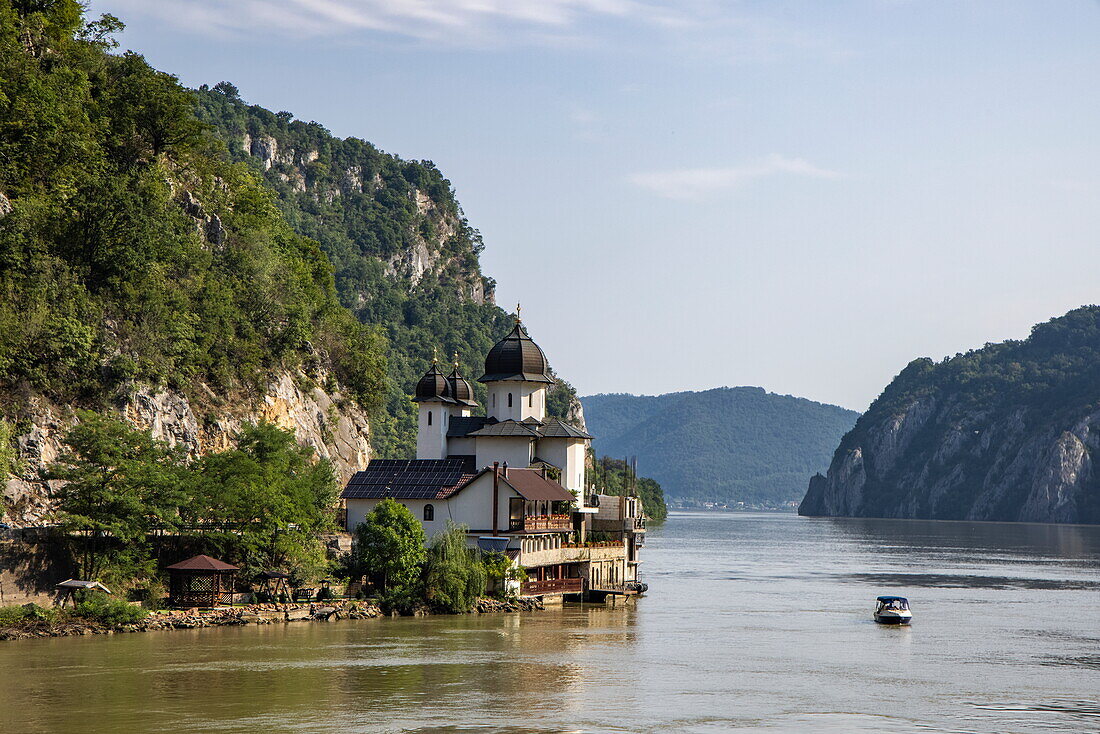 Mraconia-Kloster in der Schlucht Eisernes Tor an der Donau, Drobeta Turnu-Severin, Mehedinți, Rumänien, Europa