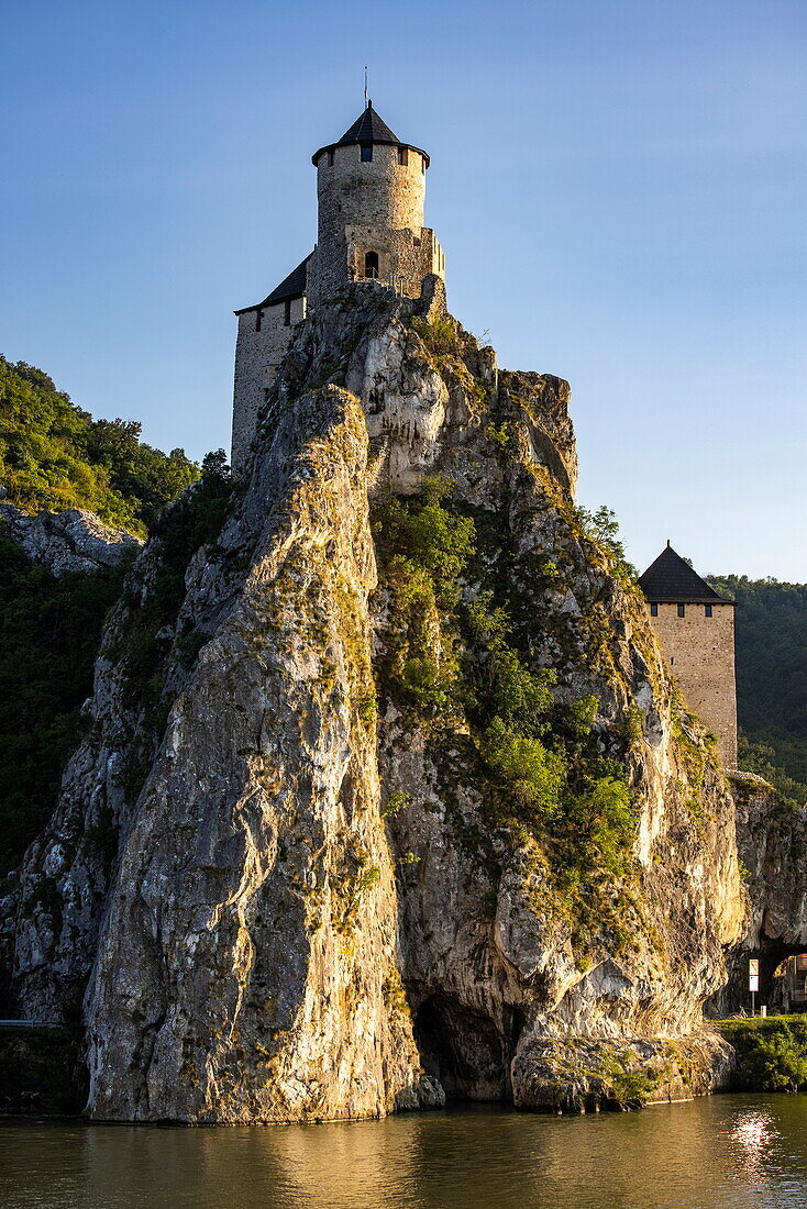 Festung Golubac in der Schlucht Eisernes Tor der Donau, Golubac, Braničevo, Serbien, Europa