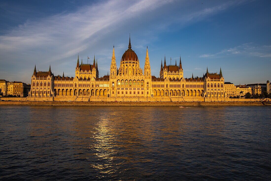 Ungarisches Parlamentsgebäude an der Donau in der späten Nachmittagssonne, Budapest, Pest, Ungarn, Europa