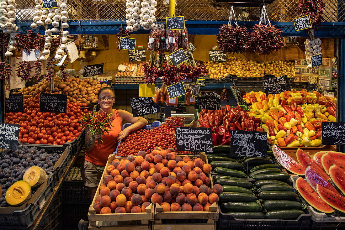 Fröhliche Obst- und Gemüseverkäuferin in der Zentralen Markthalle, Budapest, Pest, Ungarn, Europa