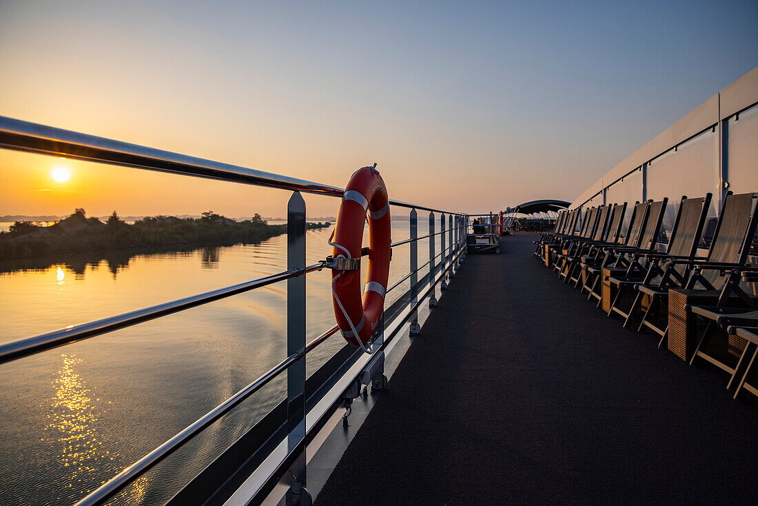 Rettungsring am Geländer von Flusskreuzfahrtschiff nickoVISION (nicko cruises) auf der Donau bei Sonnenaufgang, in der Nähe von Bratislava, Bratislava, Slowakei, Europa