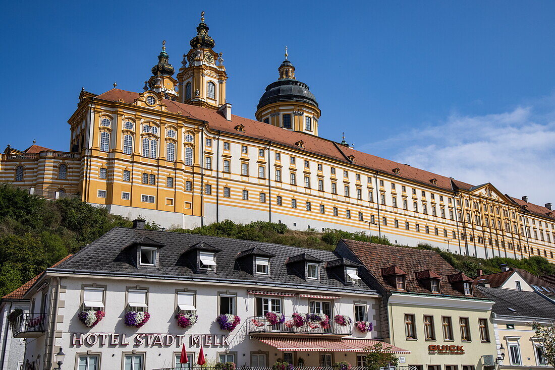 Hotel Stadt Melk mit Stift Melk auf Hügel dahinter, Melk, Niederösterreich, Österreich, Europa