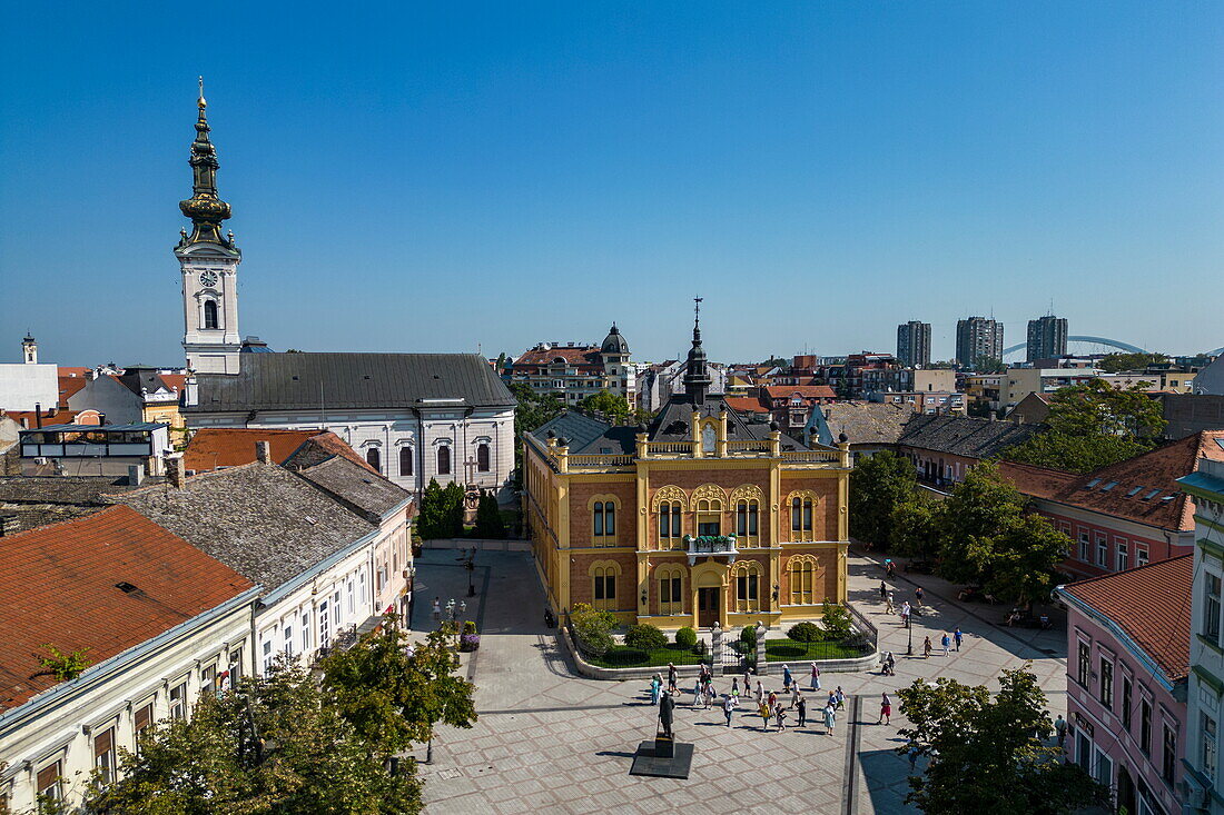 Luftaufnahme der Mariä-Entschlafens-Kirche in der Altstadt von Stari Grad, Novi Sad, Bezirk Süd-Bačka, Serbien, Europa