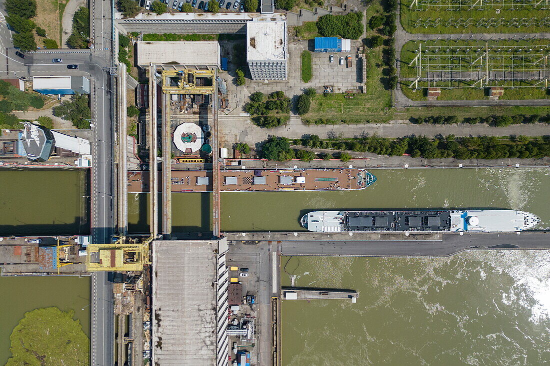 Luftaufnahme von Flusskreuzfahrtschiff in Schleuse am Staudamm Eisernes Tor an der Donau, Drobeta Turnu-Severin, Mehedinți, Rumänien, Europa