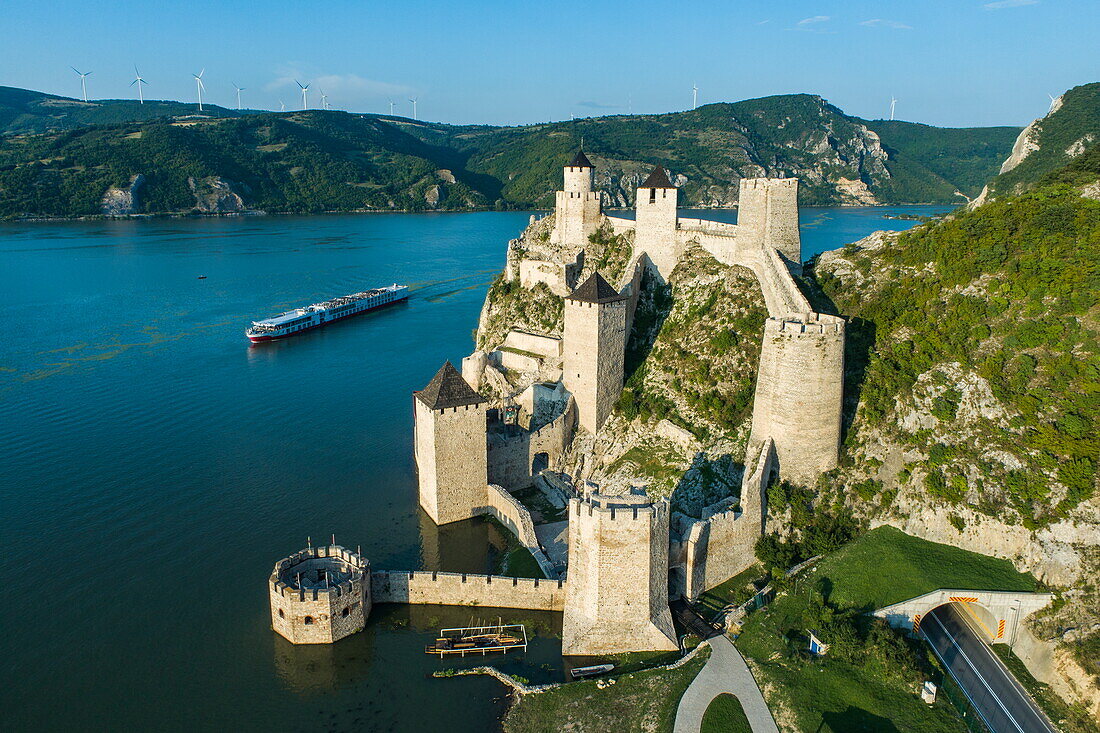 Luftaufnahme der Festung Golubac in der Schlucht Eisernes Tor der Donau mit dem Flusskreuzfahrtschiff Maxima (niko cruises), Golubac, Caraș-Severin, Rumänien, Europa