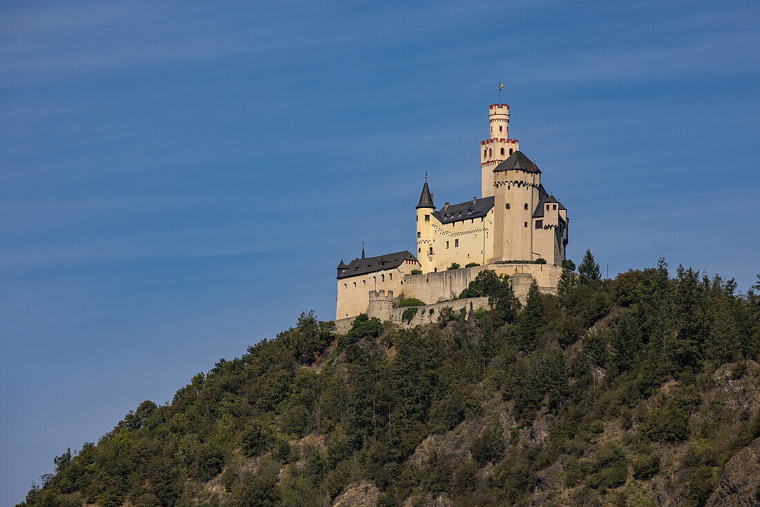 Luftaufnahme der Burg Marksburg, die über dem Rhein thront, Spay Oberspay, Rheinland-Pfalz, Deutschland, Europa