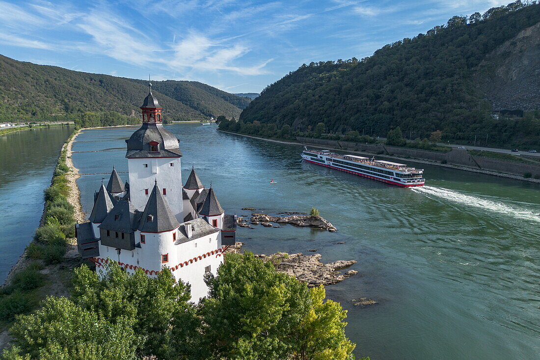 Luftaufnahme von Burg Pfalzgrafenstein mit Flusskreuzfahrtschiff Rhein Symphonie (nicko cruises) auf dem Rhein, Kaub, Rheinland-Pfalz, Deutschland, Europa