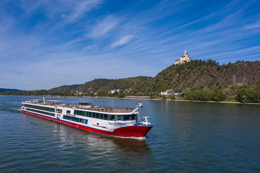 Luftaufnahme von Flusskreuzfahrtschiff Rhein Symphonie (nicko cruises) auf dem Rhein mit Schloss Marksburg, Spay Oberspay, Rheinland-Pfalz, Deutschland, Europa
