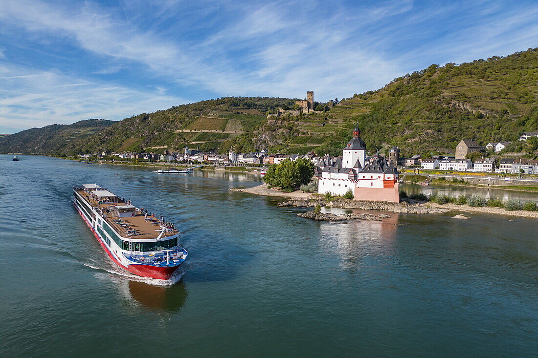 Luftaufnahme von Flusskreuzfahrtschiff Rhein Symphonie (nicko cruises) auf dem Rhein mit Burg Pfalzgrafenstein, Kaub, Rheinland-Pfalz, Deutschland, Europa