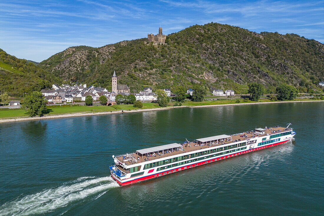 Luftaufnahme von Flusskreuzfahrtschiff Rhein Symphonie (nicko cruises) auf dem Rhein mit Sankt Goarshausen und Burg Katz, Sankt Goarshausen, Rheinland-Pfalz, Deutschland, Europa