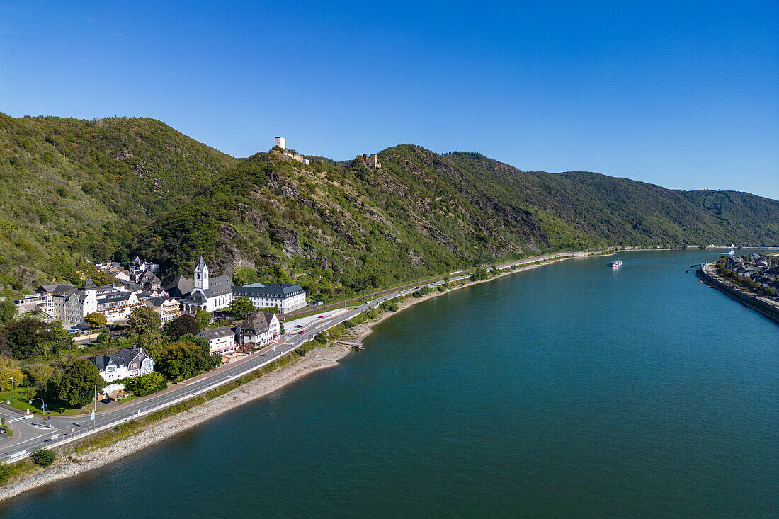 Luftaufnahme von Flusskreuzfahrtschiff nickoSPIRIT (nicko cruises) auf dem Rhein mit Burg Sterrenberg und Burg Liebenstein, Kamp-Bornhofen, Rheinland-Pfalz, Deutschland, Europa