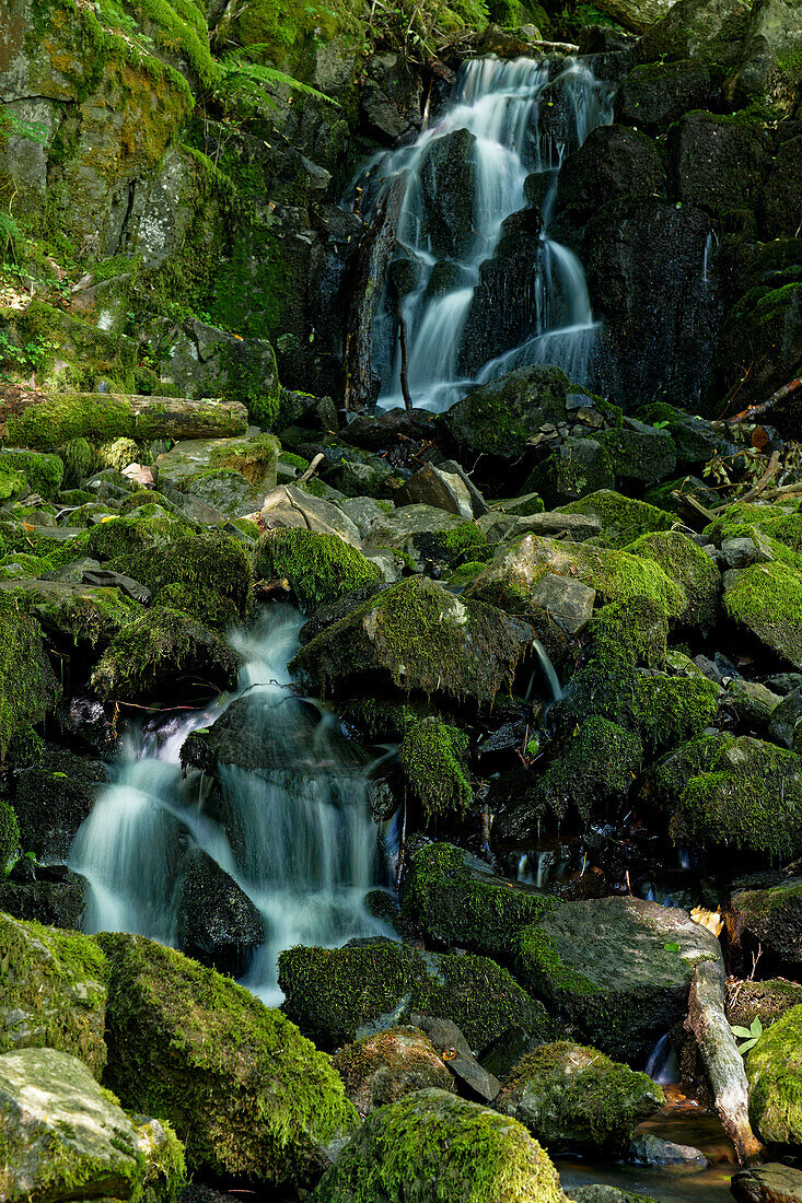 Der Wasserfall Teufelsmühle des Schwarzbach am Holzberghof oberhalb der Stadt Bischofsheim a.d. Rhön, Biosphärenreservat Rhön, Landkreis Rhön-Grabfeld, Unterfranken, Franken, Bayern, Deutschland