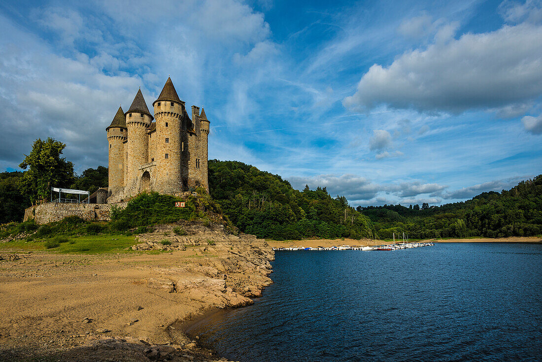 Chateau de Val, Lanobre, an dem Fluss Dordogne, Département Cantal in der Region Auvergne-Rhône-Alpes, Frankreich