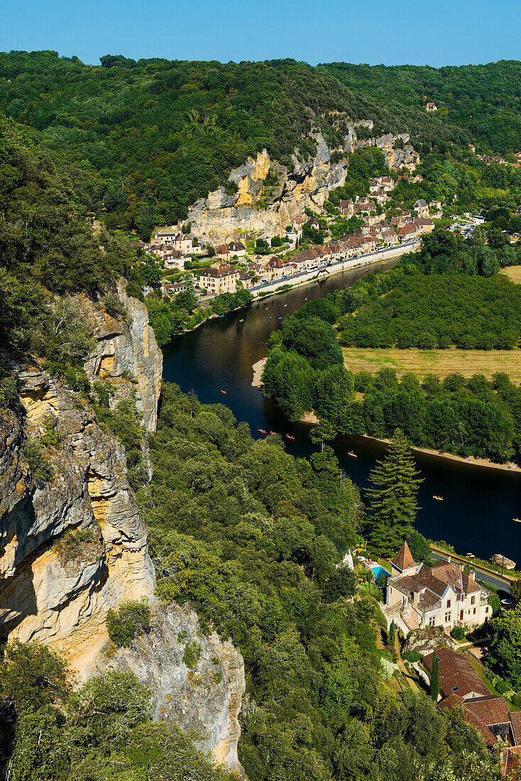 Medieval village with rocks by the river, La Roque-Gageac, Dordogne, Périgord, Dordogne department, Nouvelle-Aquitaine region, France