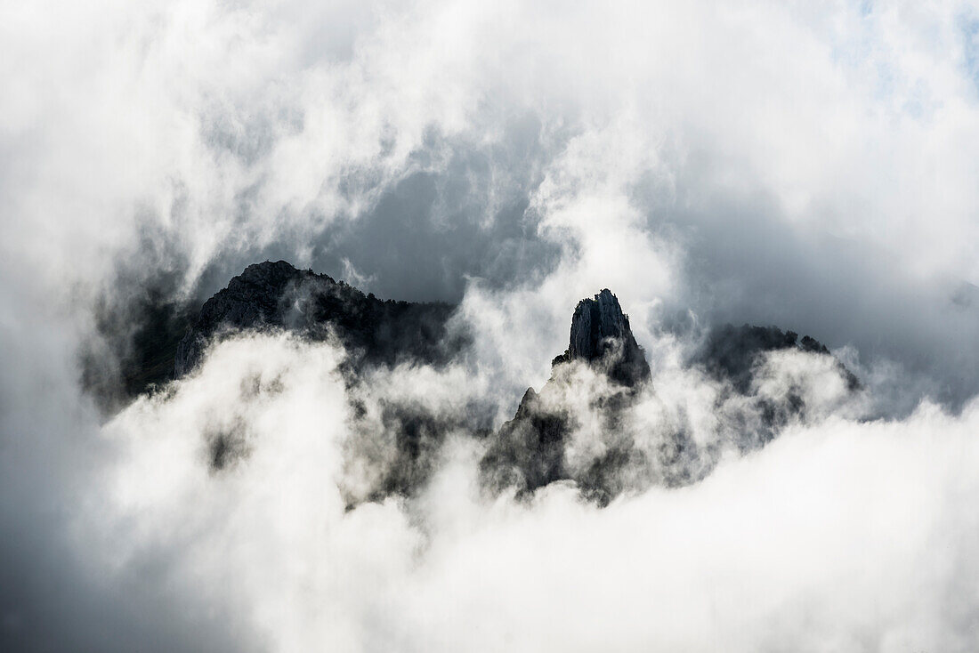 Bergspitzen im Nebelmeer, Lescun, Département Pyrénées-Atlantiques, Region Nouvelle-Aquitaine, Pyrenäen, Frankreich
