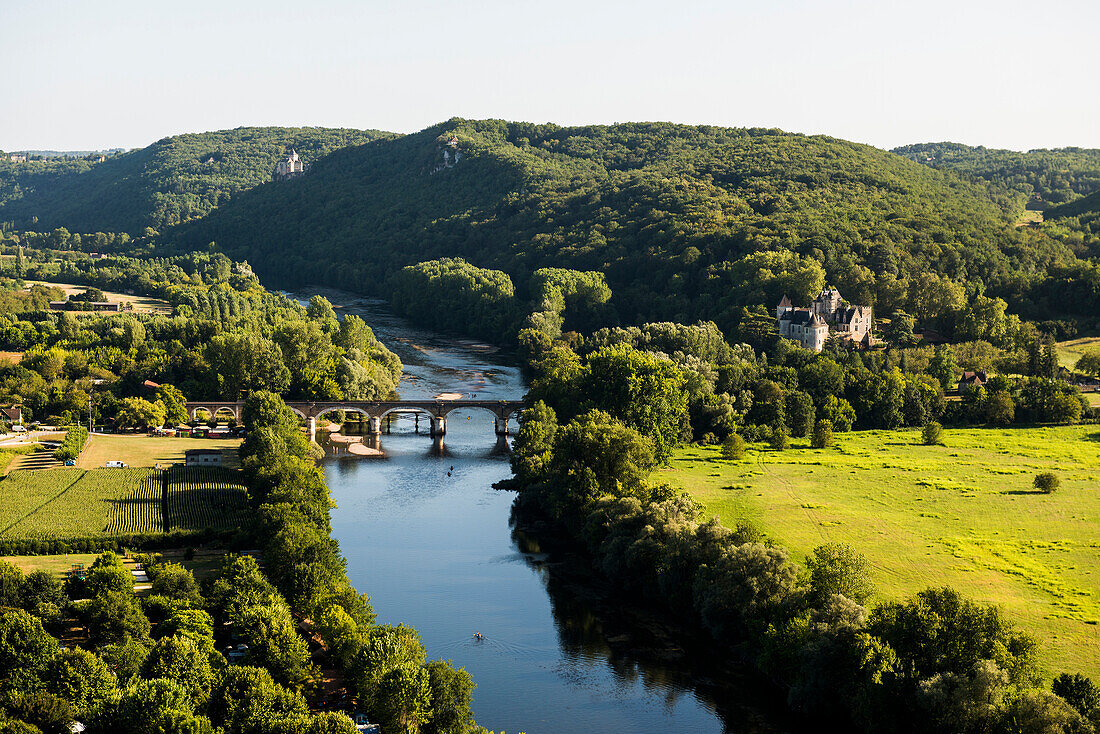 Blick auf Schlösser und Fluss Dordogne, bei La Roque-Gageac, Périgord, Departement Dordogne, Region Nouvelle-Aquitaine, Frankreich