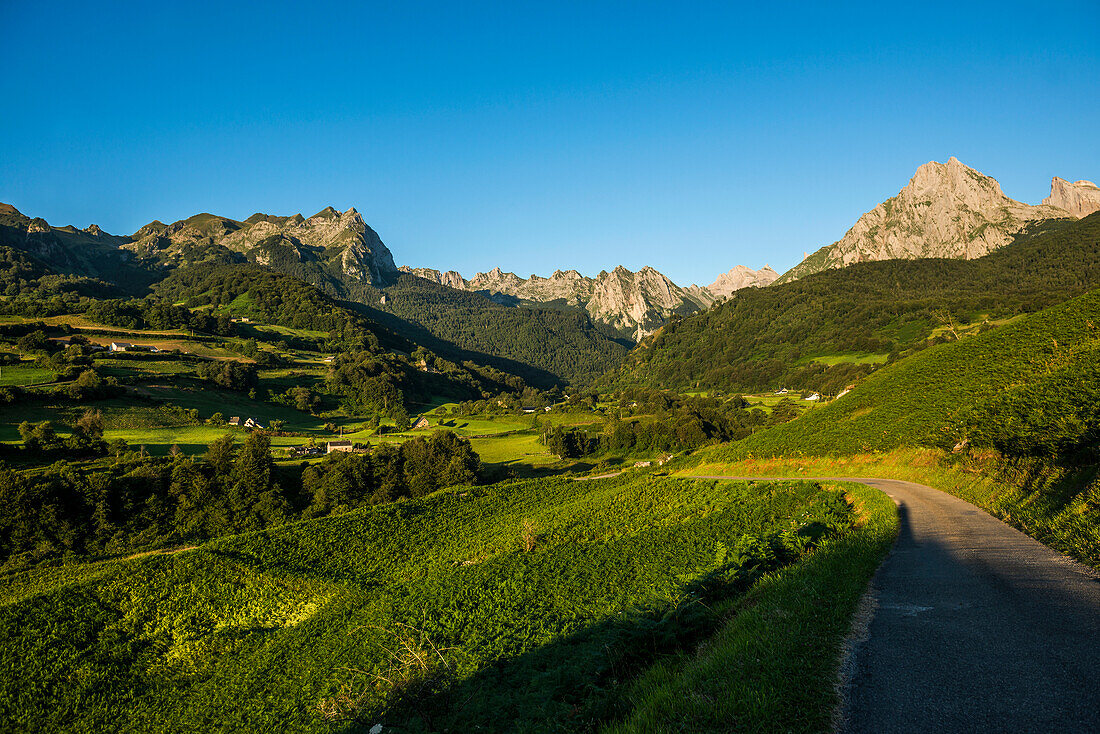 Berglandschaft, Lescun, Département Pyrénées-Atlantiques, Region Nouvelle-Aquitaine, Pyrenäen, Frankreich