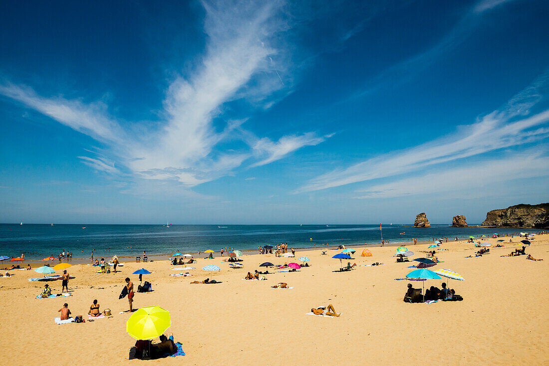 Menschen am Strand, Hendaye bei Saint-Jean-de-Luz, Nähe Biarritz, Département Pyrénées-Atlantiques, Region Nouvelle-Aquitaine, Atlantik, Frankreich