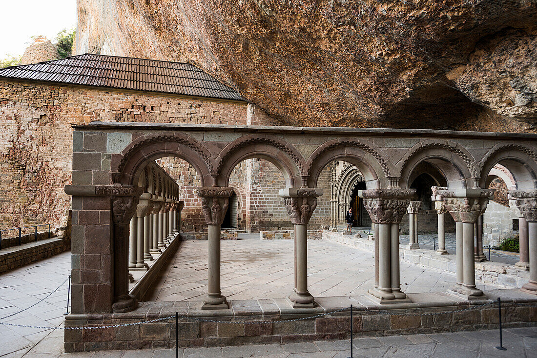 Kreuzgang im Kloster San Juan de la Pena, Jakobsweg, Jaca, Huesca, Aragón, Nordspanien, Spanien