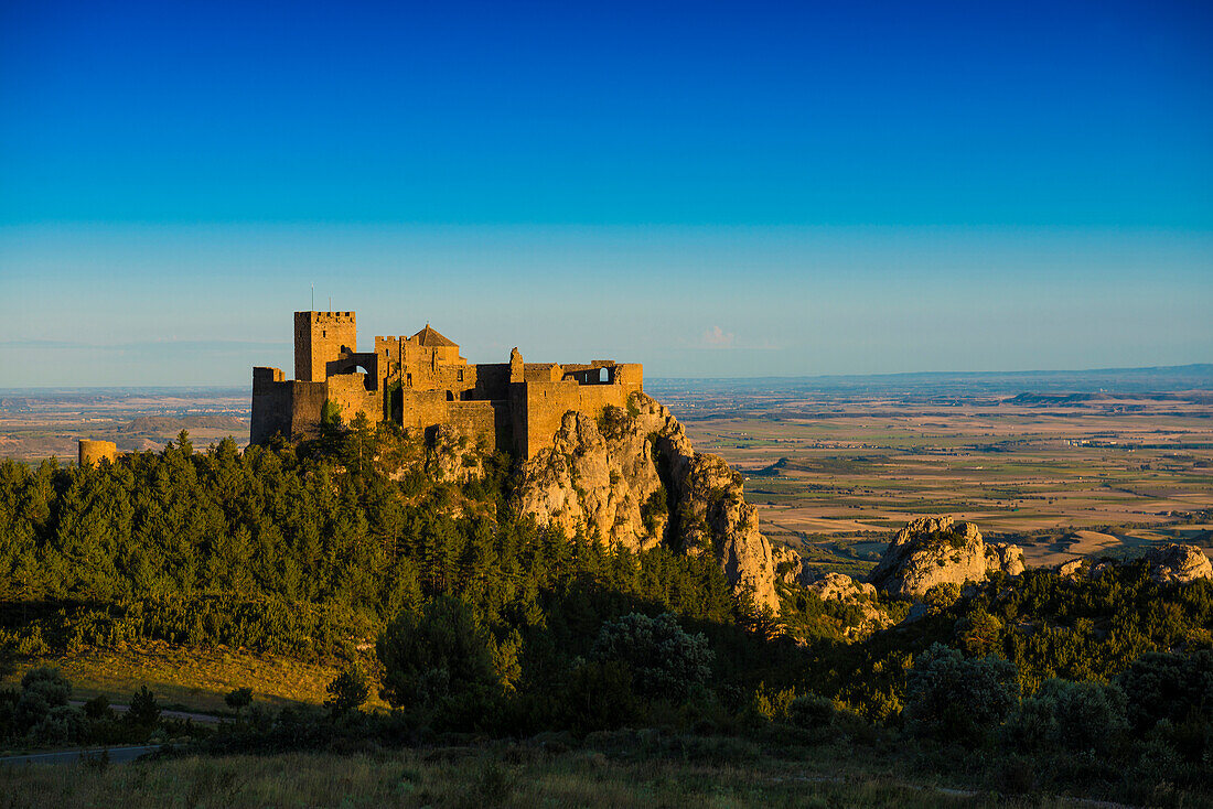 Romanische Burg Castillo de Loarre bei Sonnenaufgang,  Loarre, Huesca, Aragón, Pyrenäen, Spanien