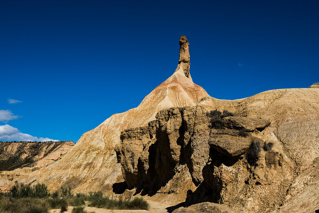 Halbwüste mit Monolith Castildetierra, Bardenas Reales Naturpark, Biosphärenreservat, Navarra, Spanien