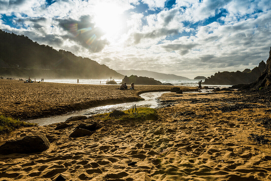 Strand und Steilküste, Playa de Laga, Ibarranguelua, bei Bilbao, Provinz Bizkaia, Baskenland, Nordspanien, Spanien