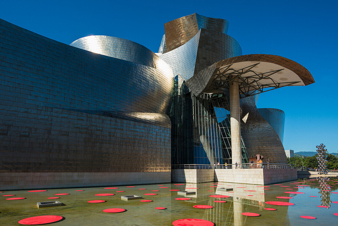 Wasserbecken vor Guggenheim Museum, Bilbao, Provinz Bizkaia, Baskenland, Spanien