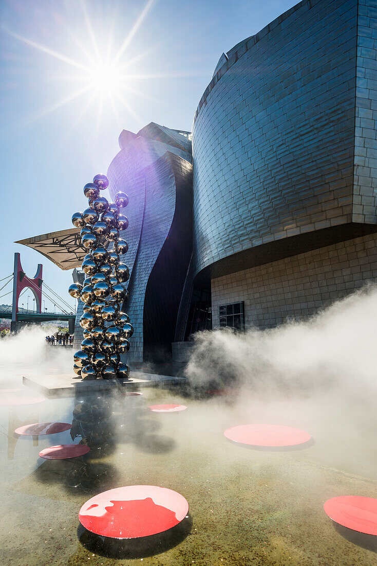 Nebelschwaden über Wasserbecken vor Guggenheim Museum, Bilbao, Provinz Bizkaia, Baskenland, Spanien