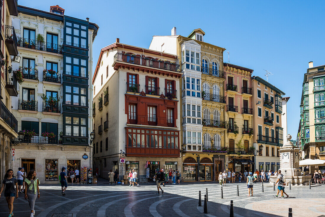 Menschen in der Fußgängerzone vor historischen Häusern, Altstadt, Bilbao, Provinz Bizkaia, Baskenland, Spanien