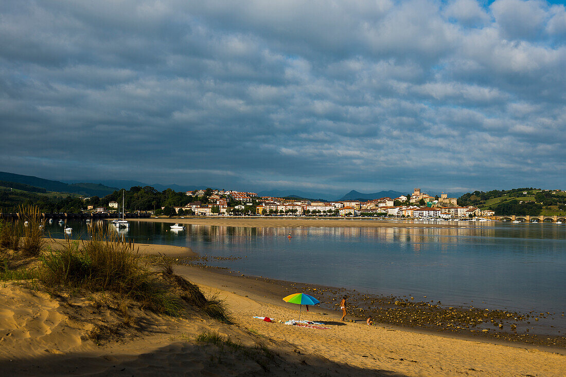 Strand und Bucht bei Sonnenaufgang, bei San Vicente de la Barquera, Kantabrien, Nordspanien, Spanien