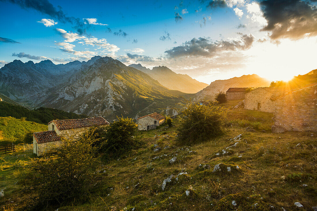 Almhütten La Caballar und Berge im Sonnenuntergang,  Sotres, Nationalpark Picos de Europa, Provinz Cain, Asturien, Nordspanien, Spanien