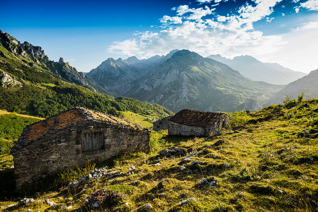 Almhütten La Caballar vor Berglandschaft bei Sonnenuntergang, Sotres, Nationalpark Picos de la Europa, Cain, Asturien, Nordspanien, Spanien