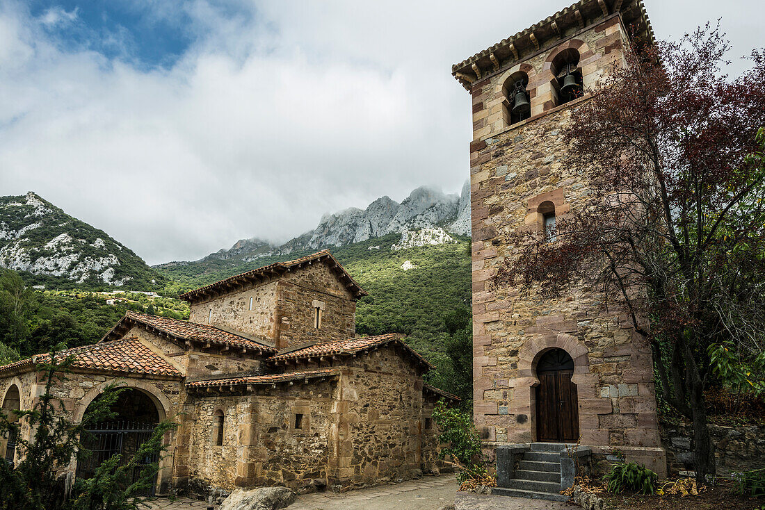 Mittelalterliche Kapelle Iglesia de Santa María de Lebeña, in Cillorigo de Liébana, Kantabrien, Nordspanien, Spanien