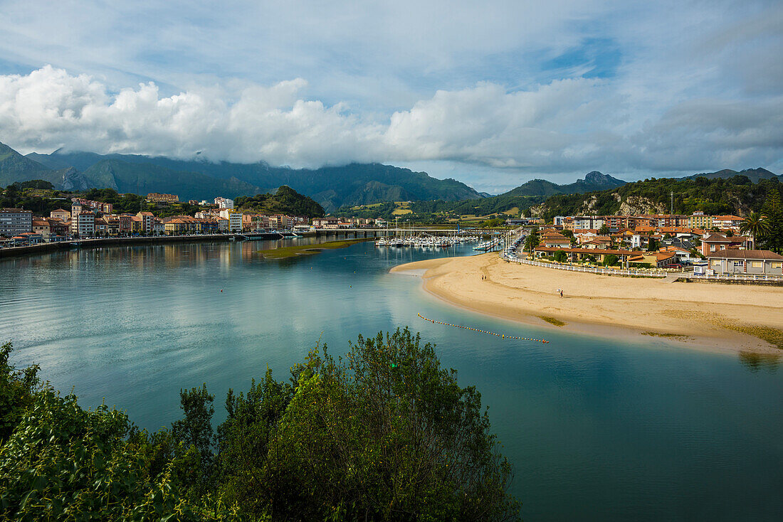 Blick auf Strand und Halbinsel Ribadesella, Asturien, Costa Verde, Nordspanien, Spanien