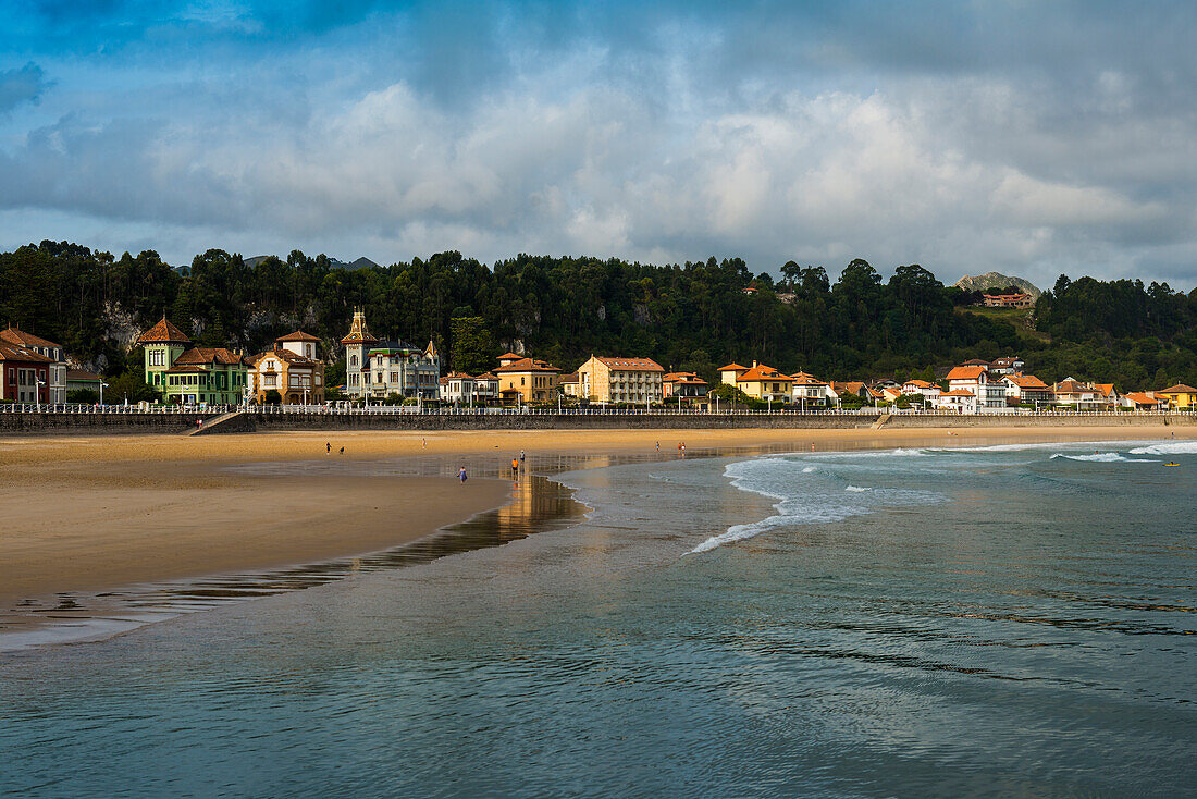 Strand und Ortsansicht von Ribadesella, Asturien, Costa Verde, Nordspanien, Spanien
