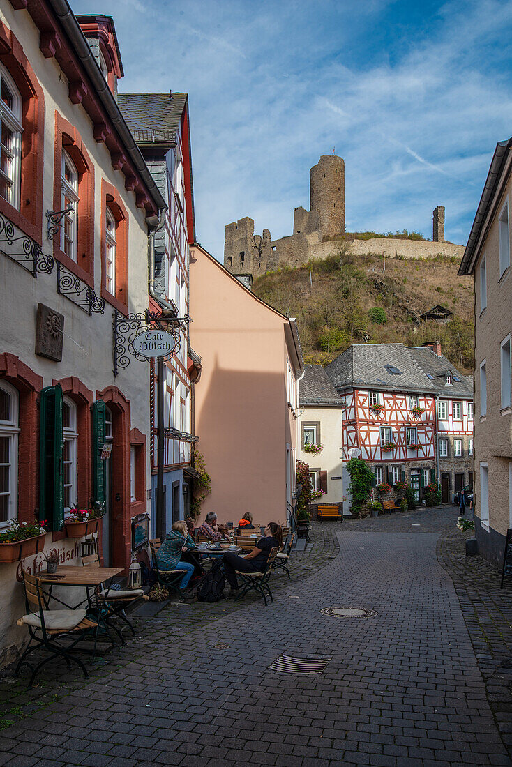 Monreal, Cafe Plüsch im Herzen der Altstadt ist eine über die Region hinaus bekannte Institution, Rheinland-Pfalz, Deutschland