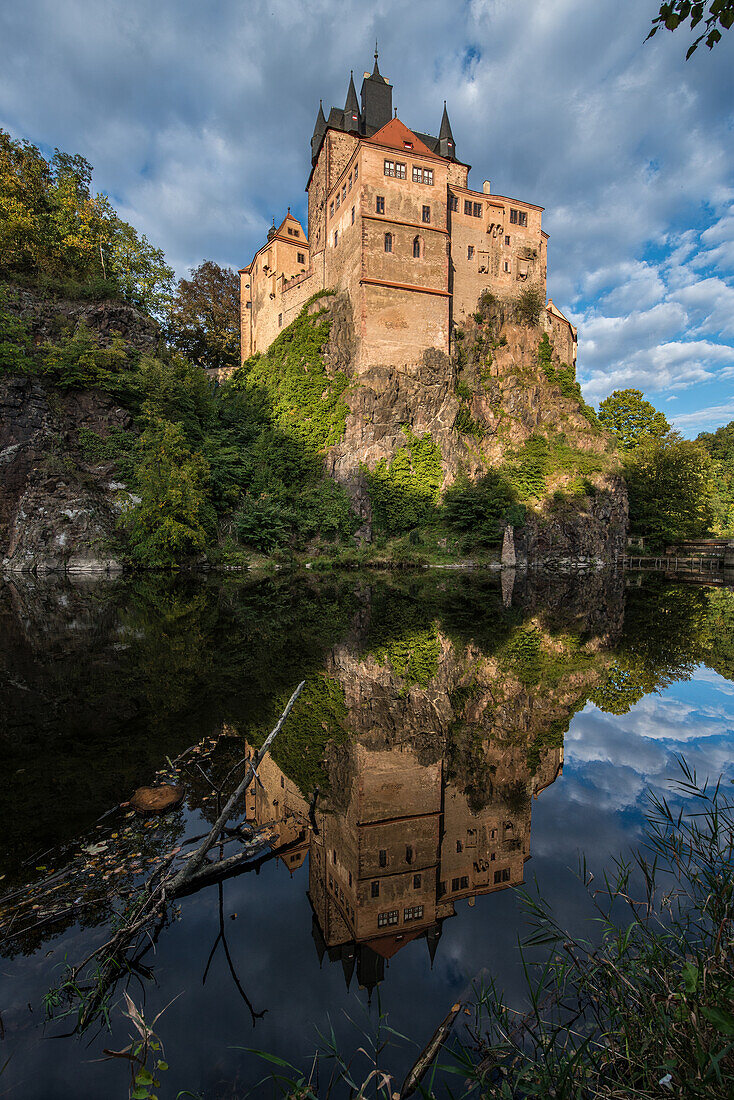 Burg Kriebstein spiegelt sich im Fluss Zschopau, Sachsen, Deutschland