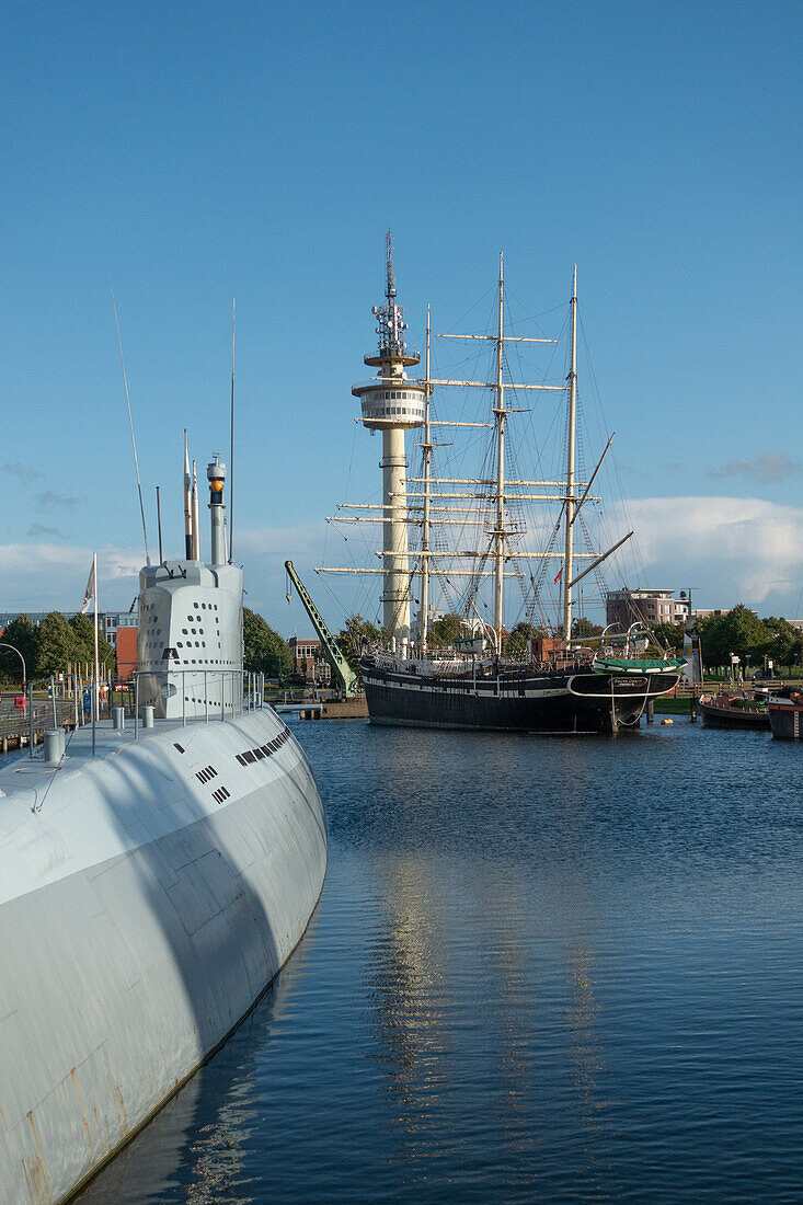 Bremerhaven, historische Segelschiffe und ein U-Boot aus dem 2. Weltkrieg gehören zu den Attraktionen des Viertels Hafenwelten, Freie Hansestadt Bremen, Deutschland