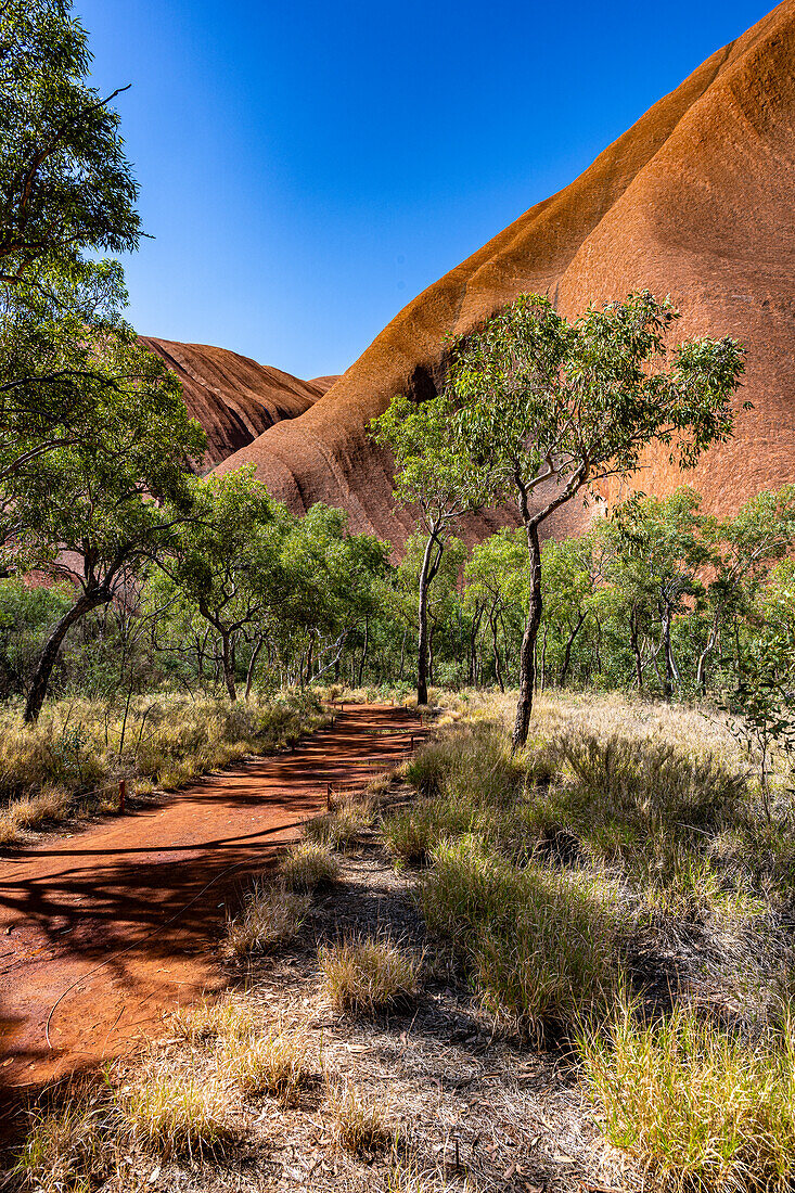 Ayers Rock im Uluru-Kata-Tjuta-Nationalpark, Northern Territory, Australien