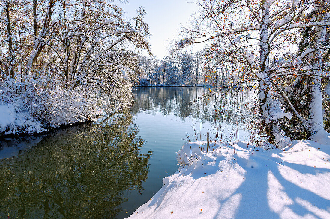 Winterlich verschneite Ufer der Schwillach und Landschaftsschutzgebiet Wiflinger Weiher im Erdinger Land in Oberbayern in Deutschland
