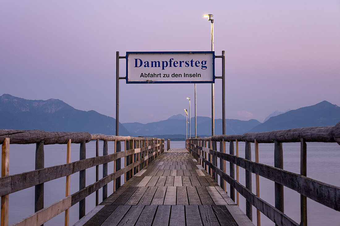 Dampfersteg von Seebruck, im Hintergrund die Alpen, Chiemgau, Oberbayern, Bayern, Deutschland, Europa